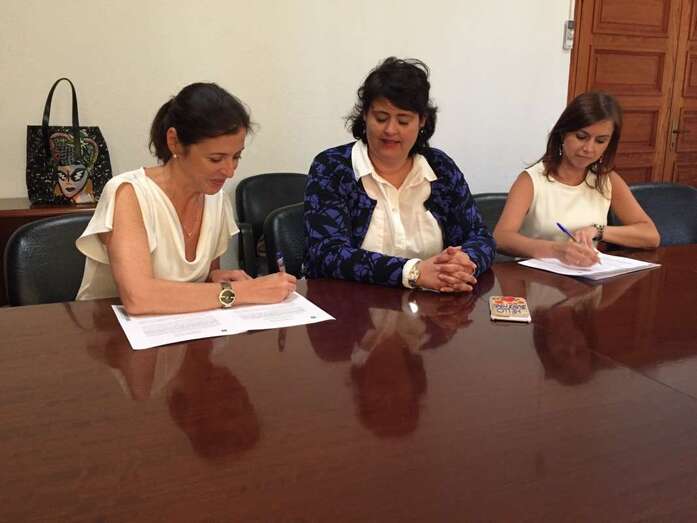 Imagen de la firma del contrato (Foto TA)
